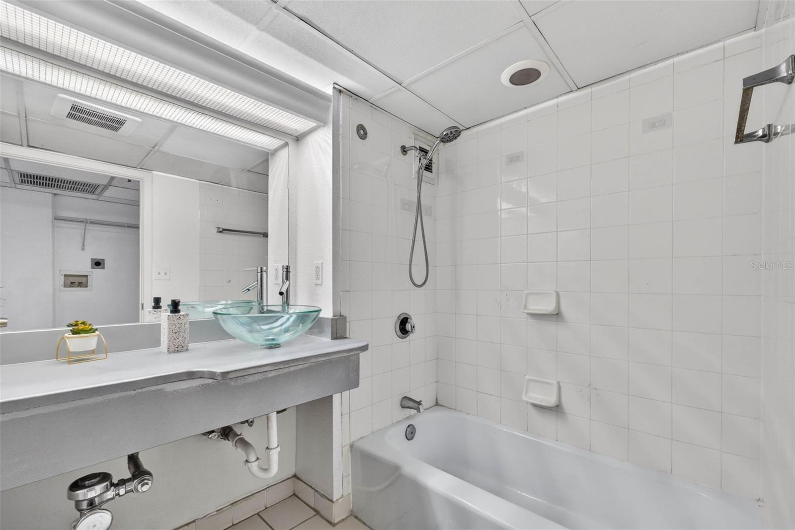 METROPOLITAN/LK EOLA - Residential