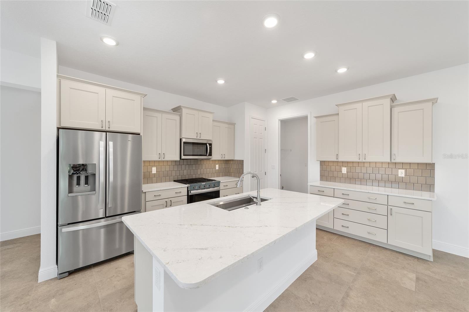 ON TOP OF THE WORLD - Residential