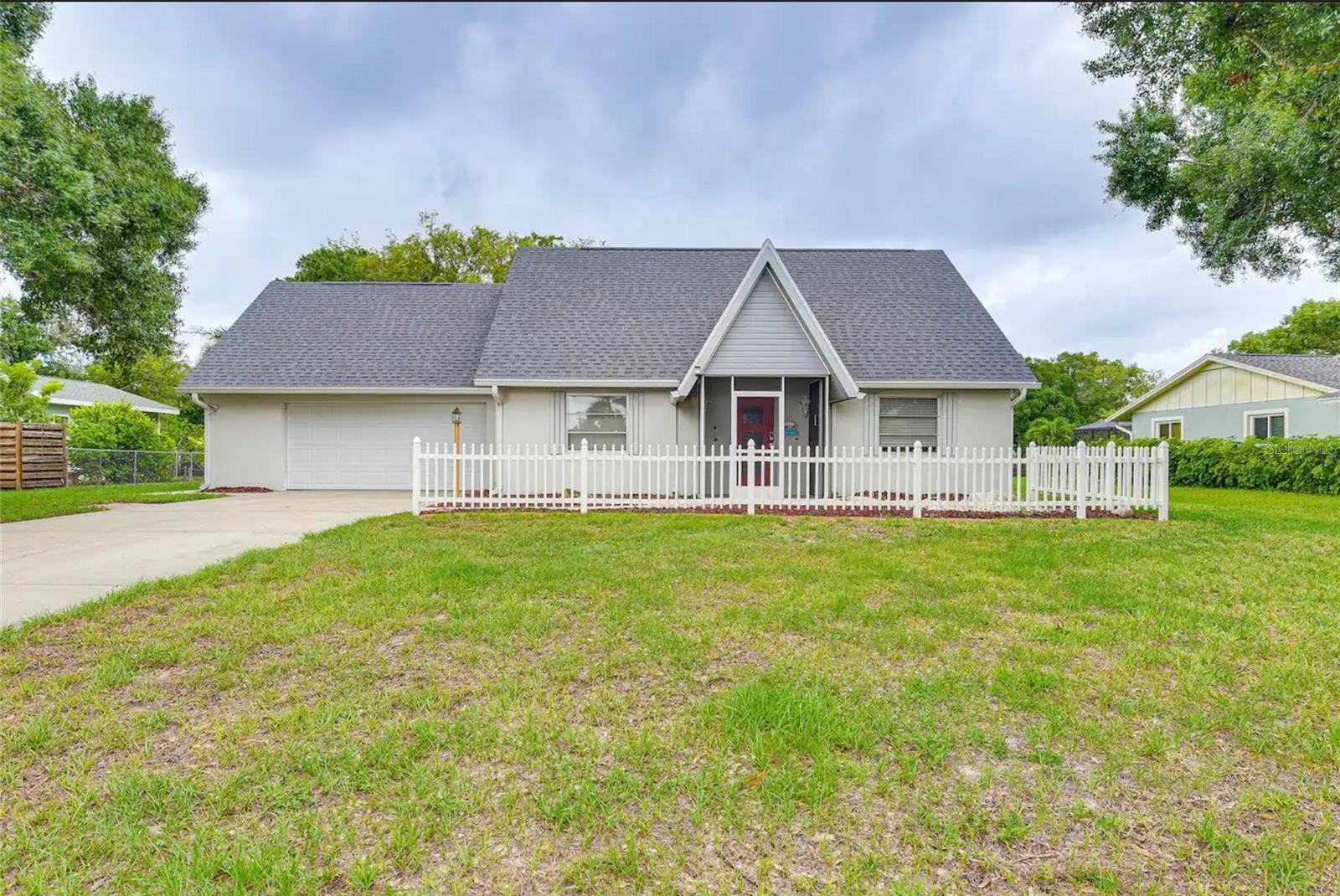 Come check this beautiful home located in the heart of Sarasota!