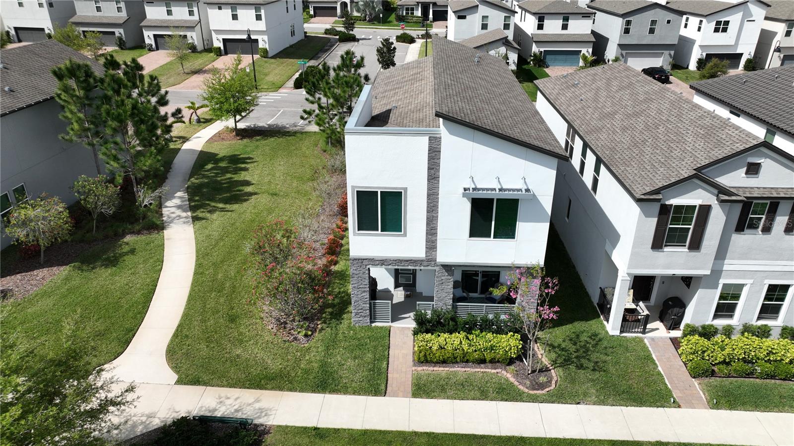 2035 WHITE FEATHER LOOP