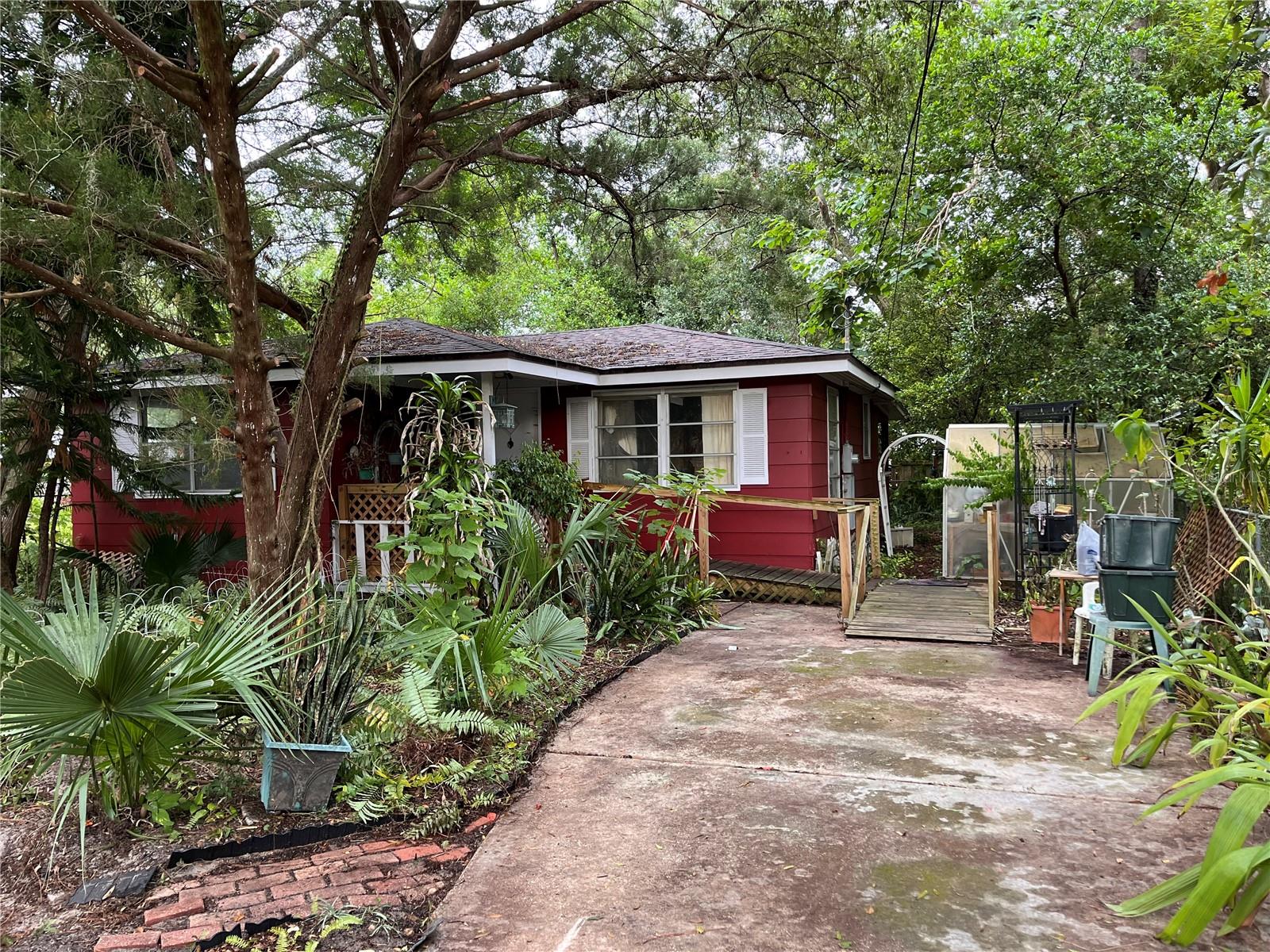 So much potential in this great investment opportunity here in the very central and busy Altamonte Springs. Property is about 5 min from i4, tucked away at the end of this avenue away from the noise of the busy road.