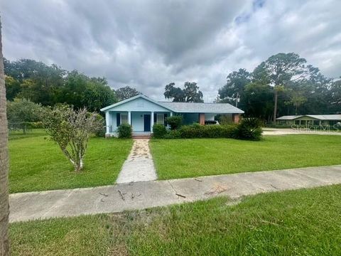 Photo of 123 SE 1st Street, Williston, FL 32696 (MLS # GC534424)