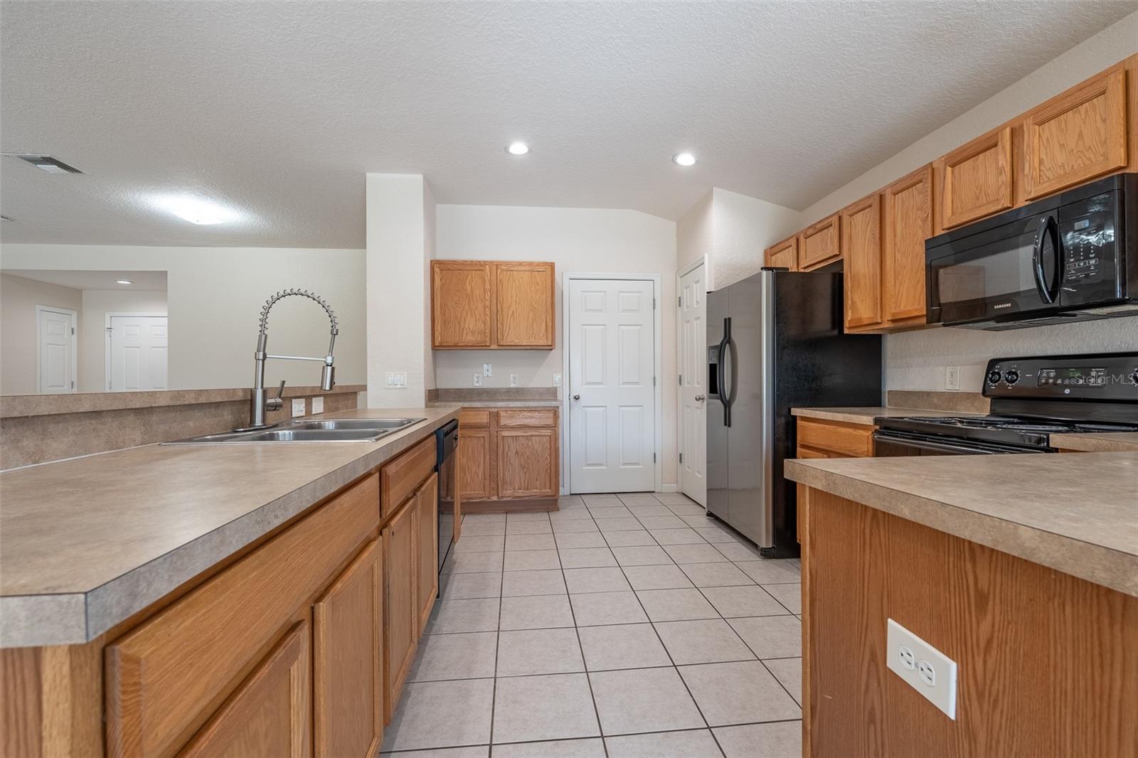 RED HAWK - Residential Lease