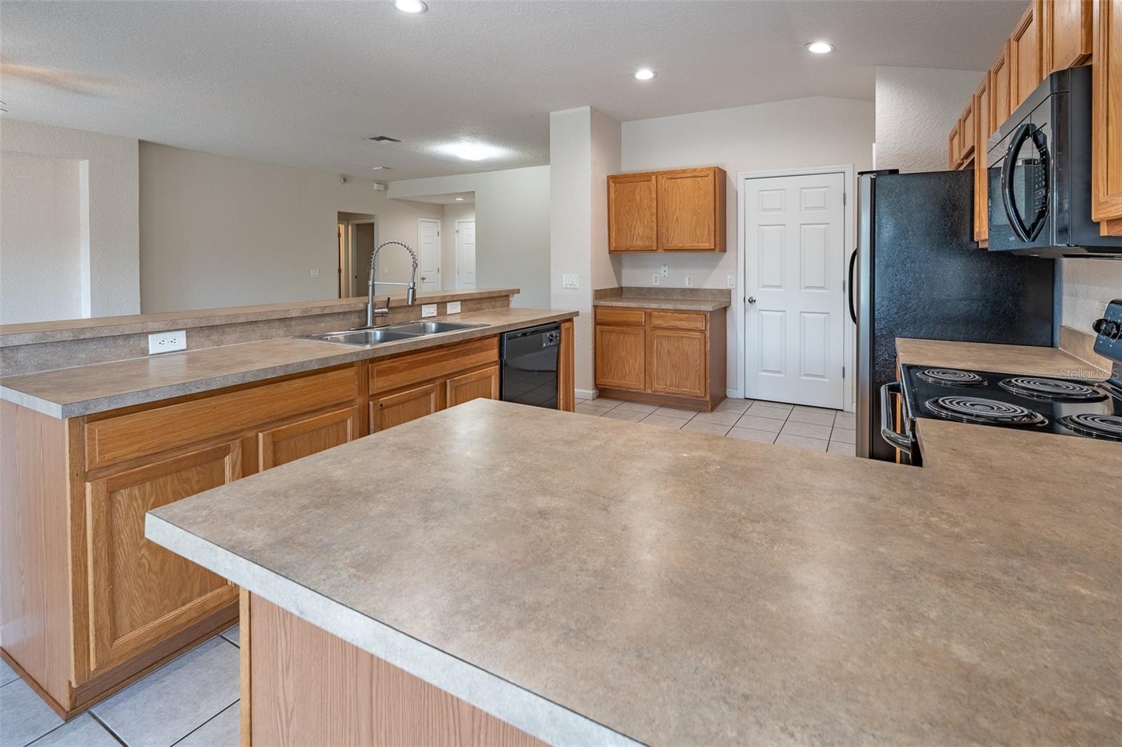 RED HAWK - Residential Lease