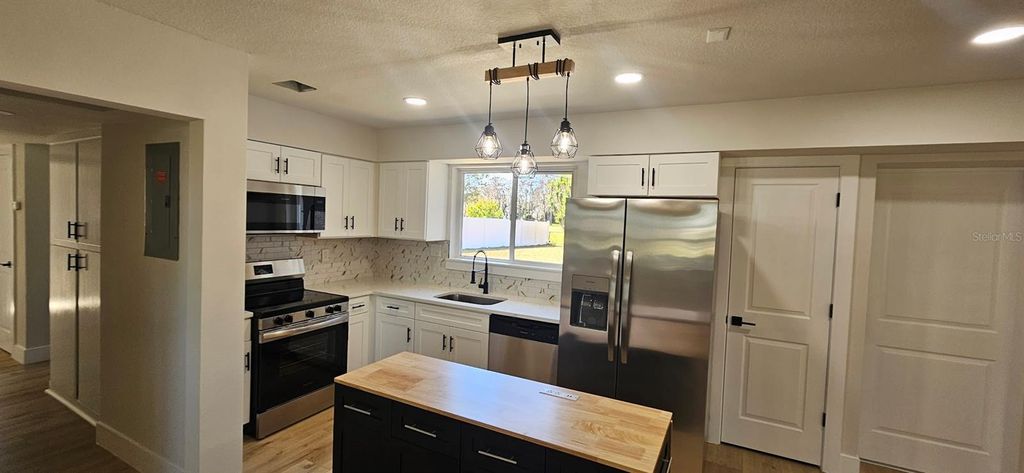 Photo of 410 S Oxalis Avenue, Orlando, FL 32807 (MLS # O6377810)