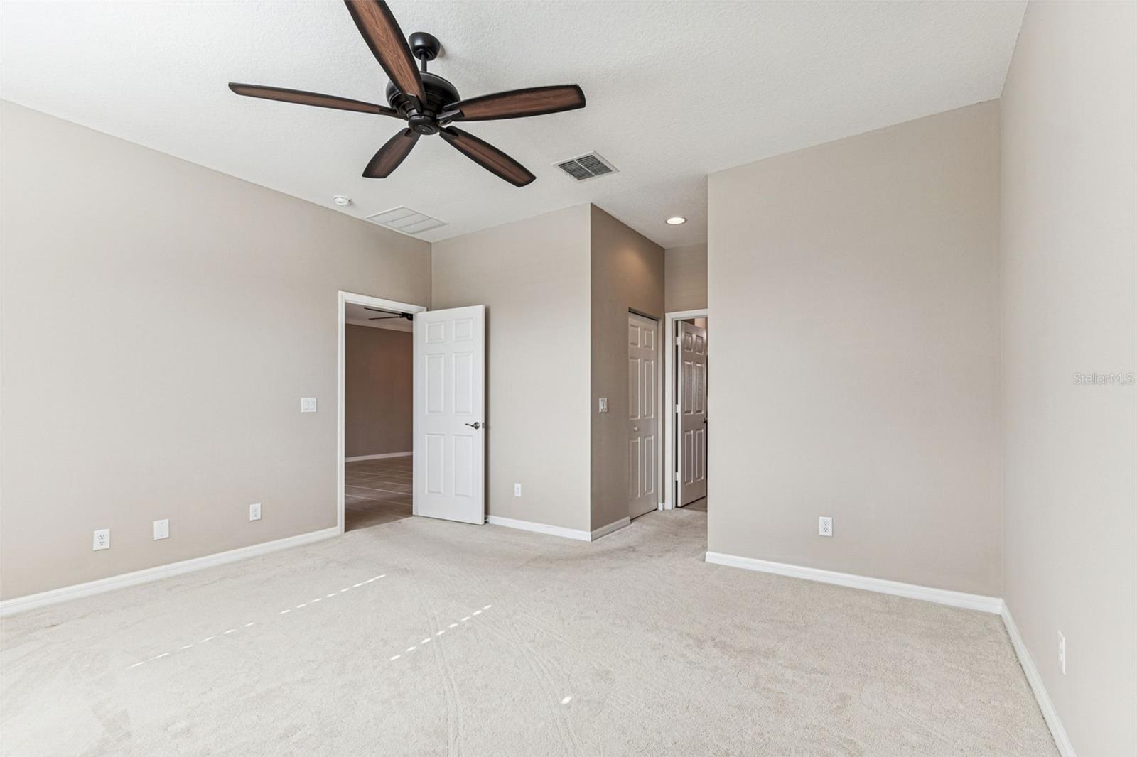 VALENCIA LAKES - Residential