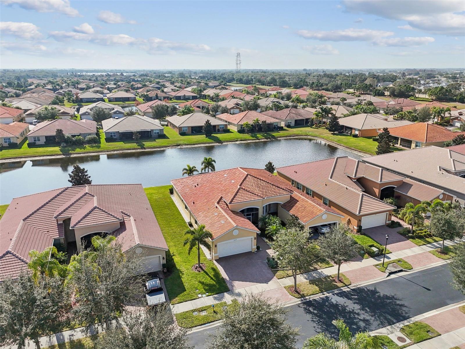 VALENCIA LAKES - Residential