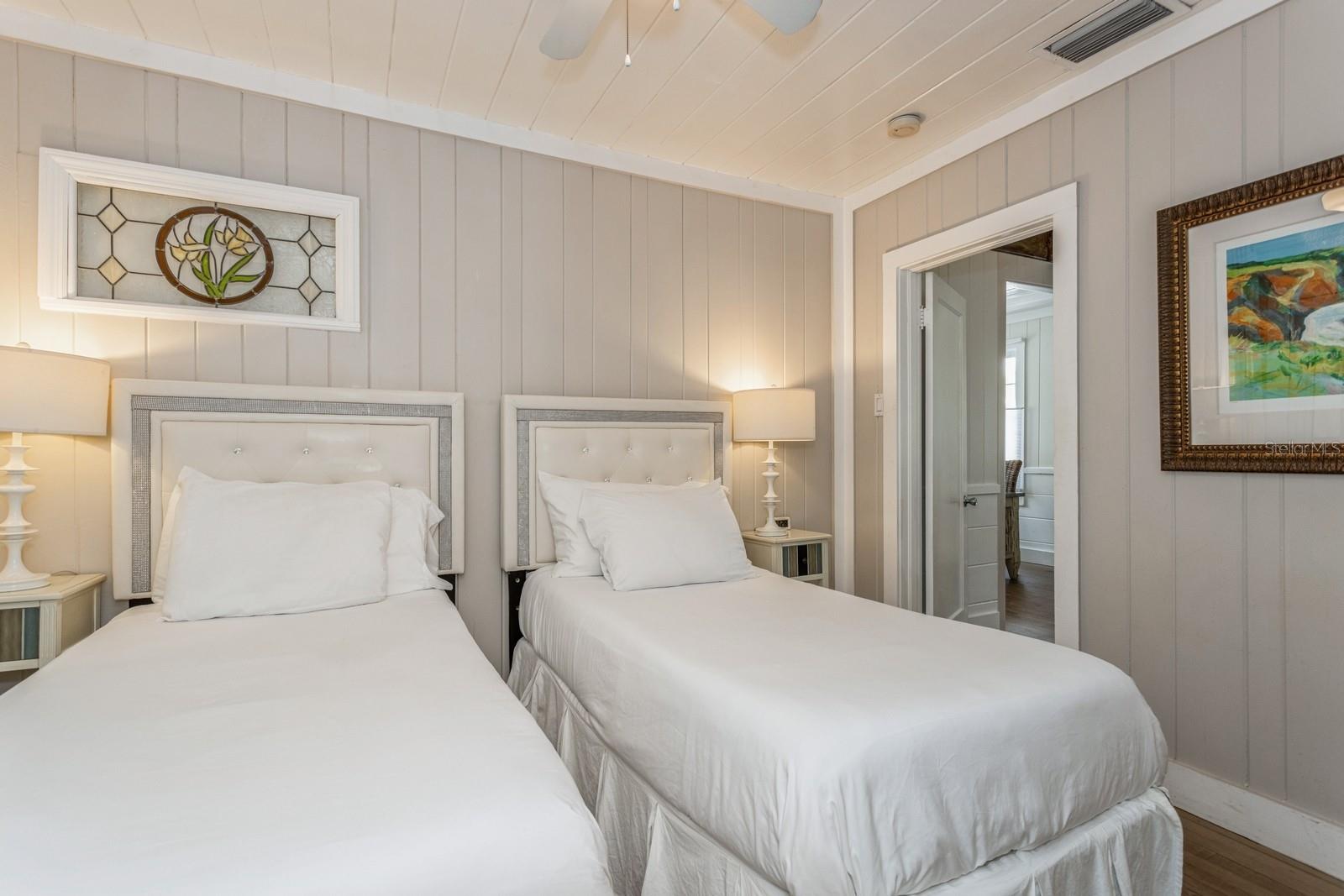 SARASOTA BEACH - Residential Income