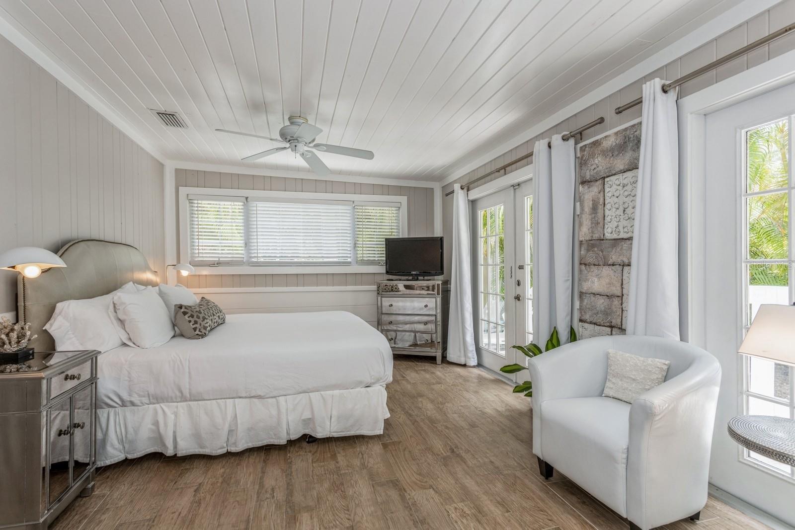 SARASOTA BEACH - Residential Income