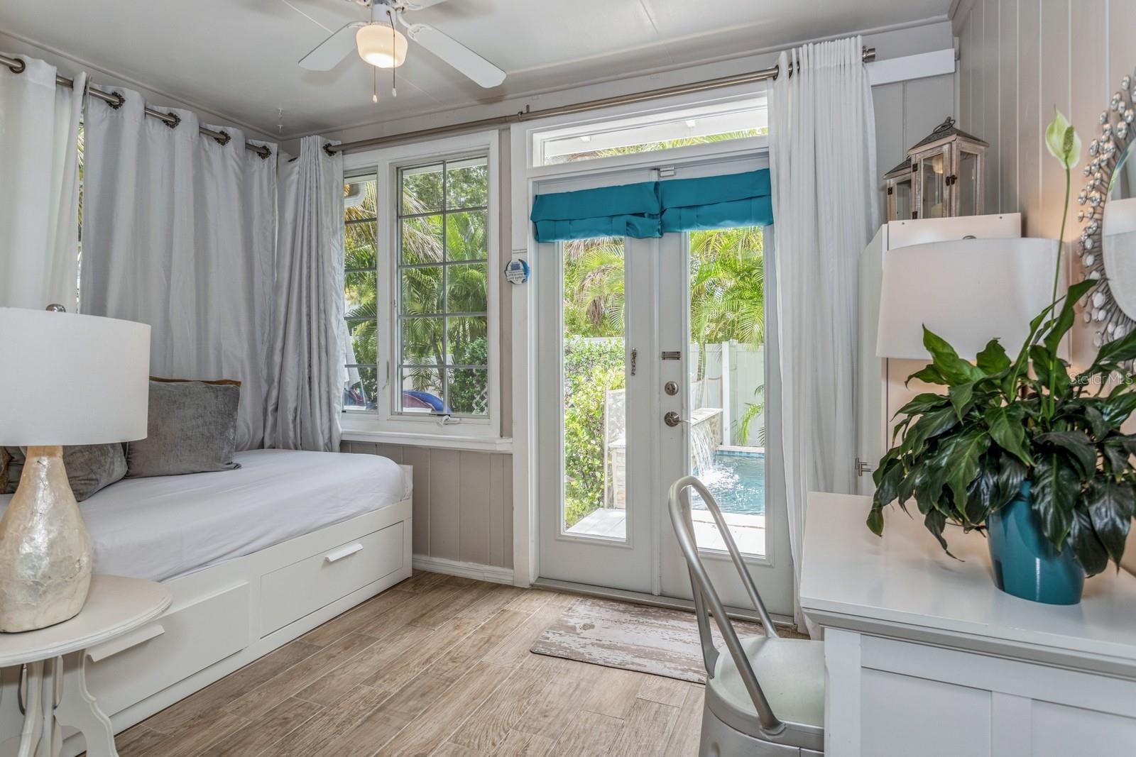 SARASOTA BEACH - Residential Income