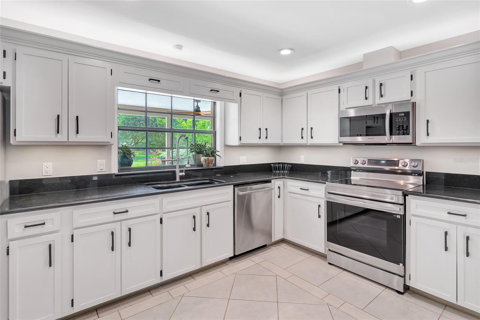 COUNTRY LAKES - Residential