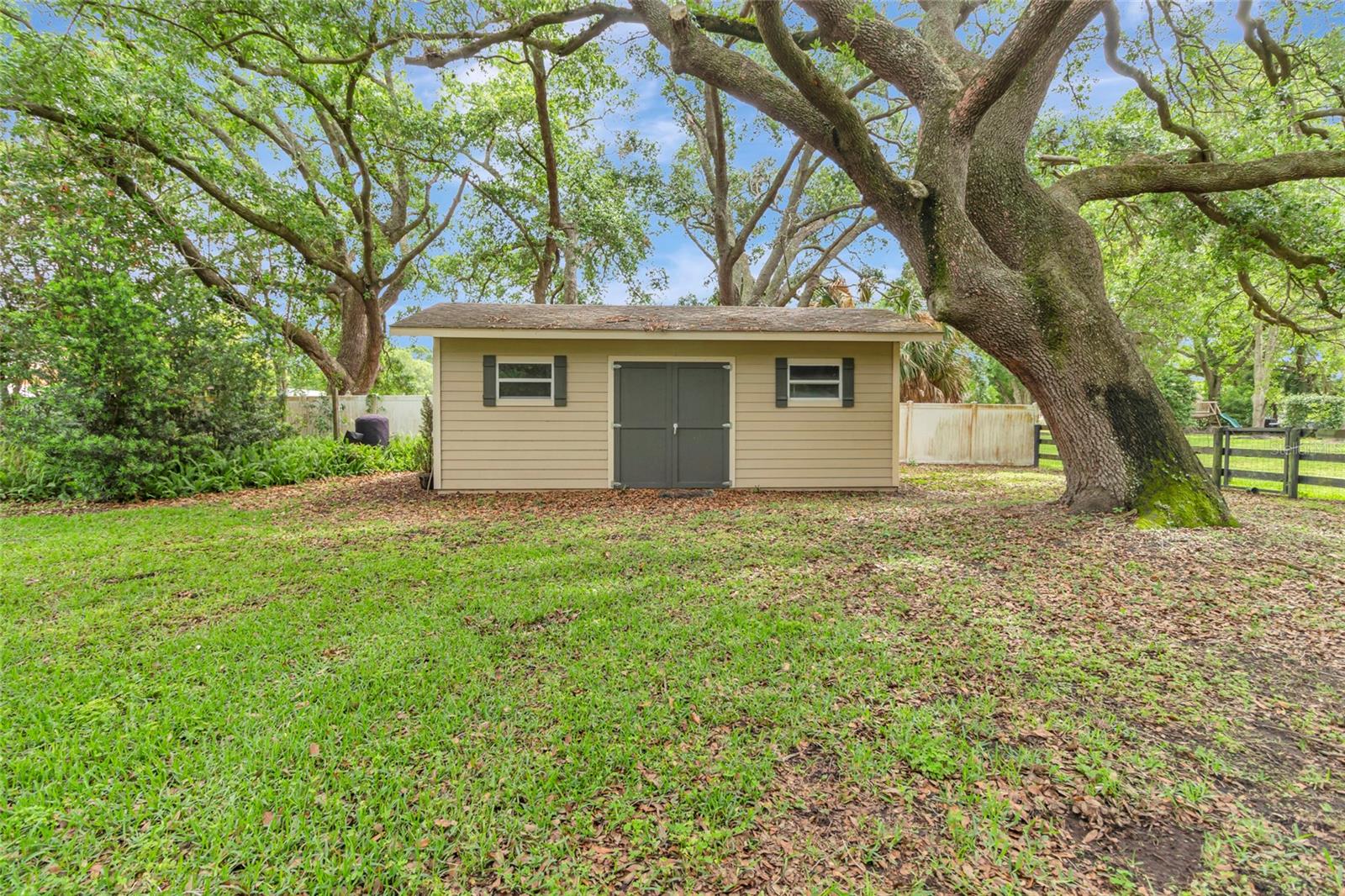 COUNTRY LAKES - Residential