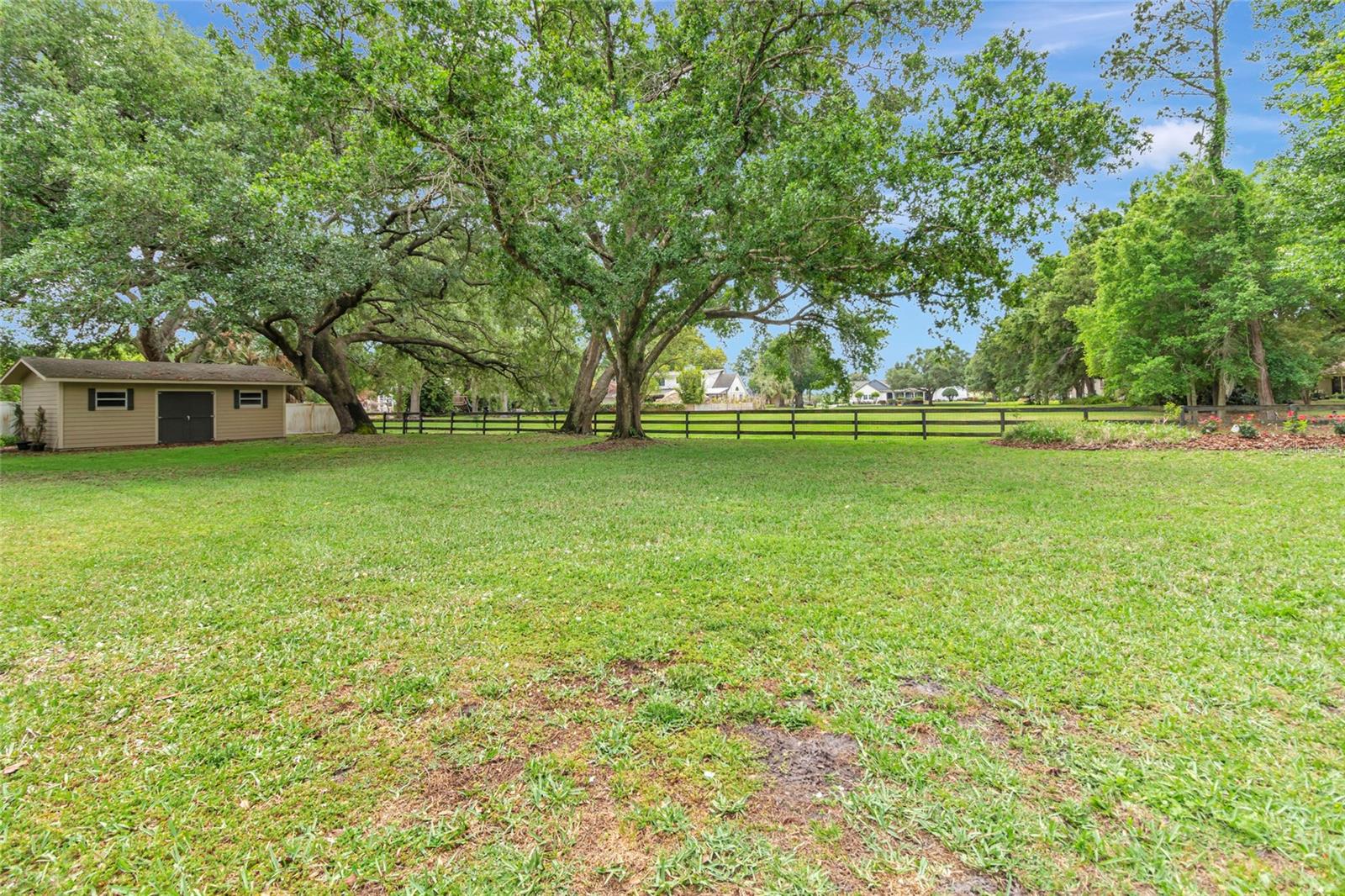 COUNTRY LAKES - Residential