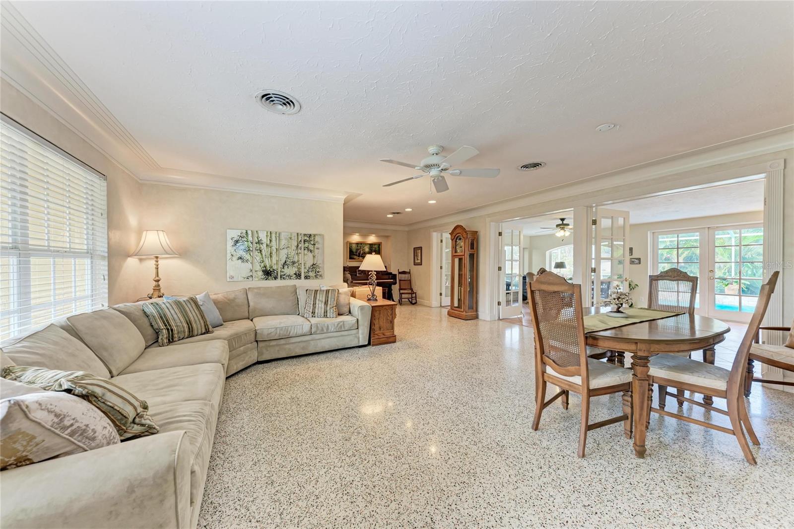 SOUTH GATE - Residential