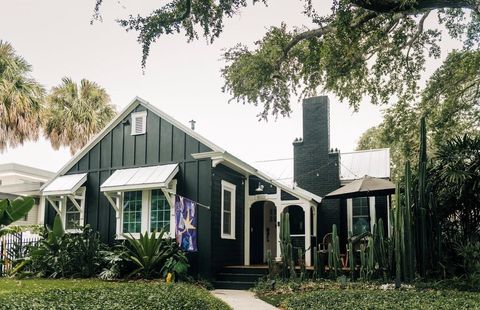 Photo of 2935 W Lawn Avenue, Tampa, FL 33611 (MLS # TB8516094)