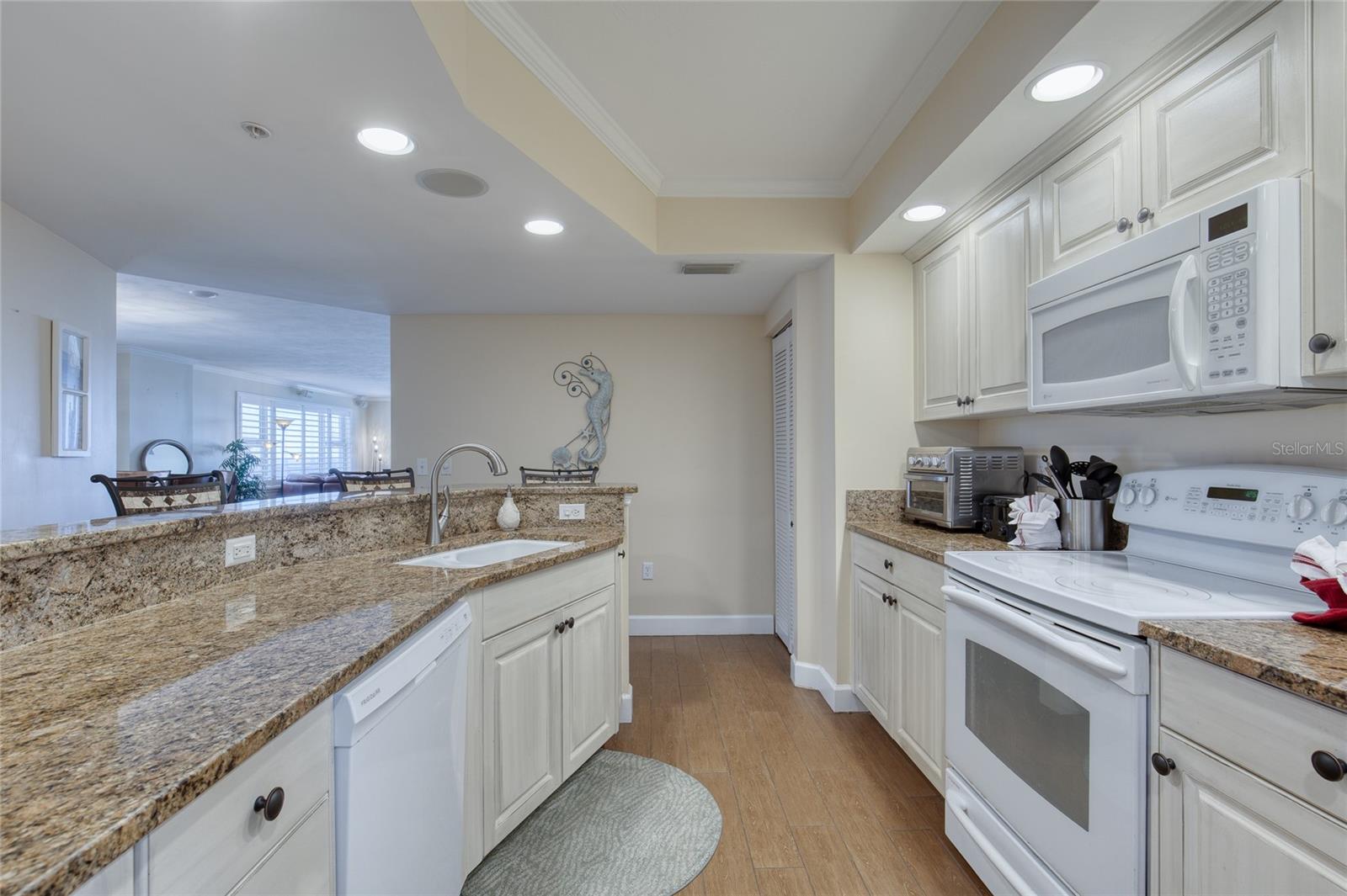 DIMUCCI TWIN TOWERS N & S - Residential