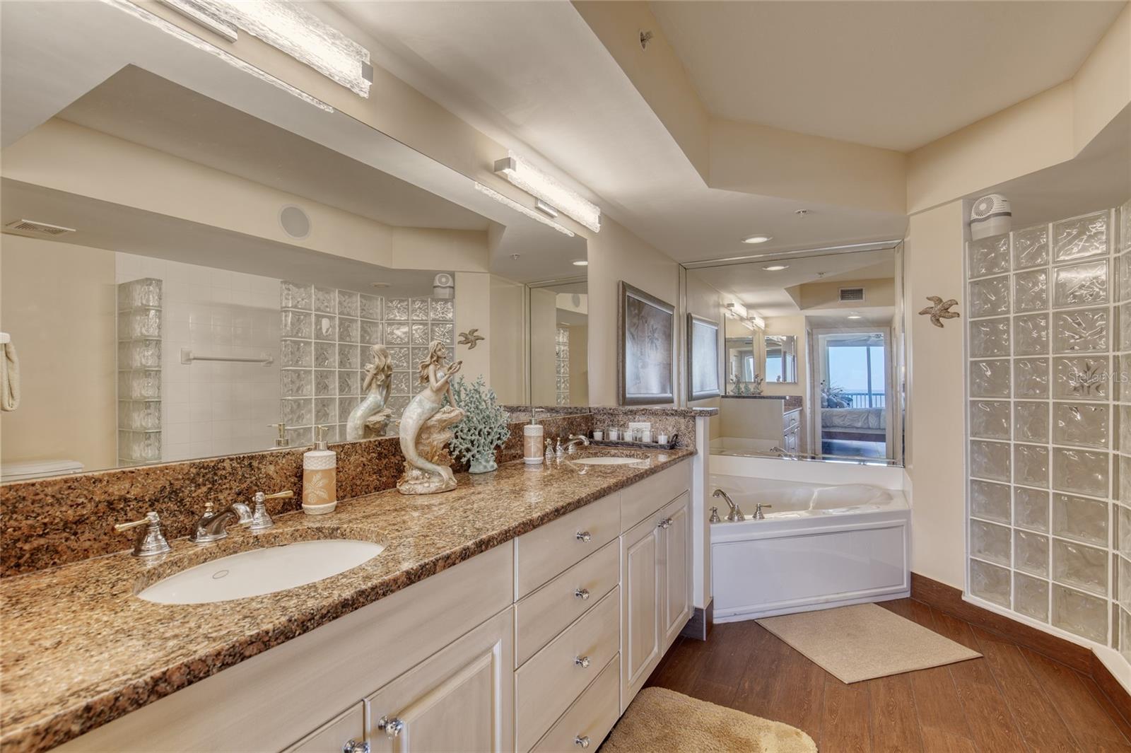 DIMUCCI TWIN TOWERS N & S - Residential