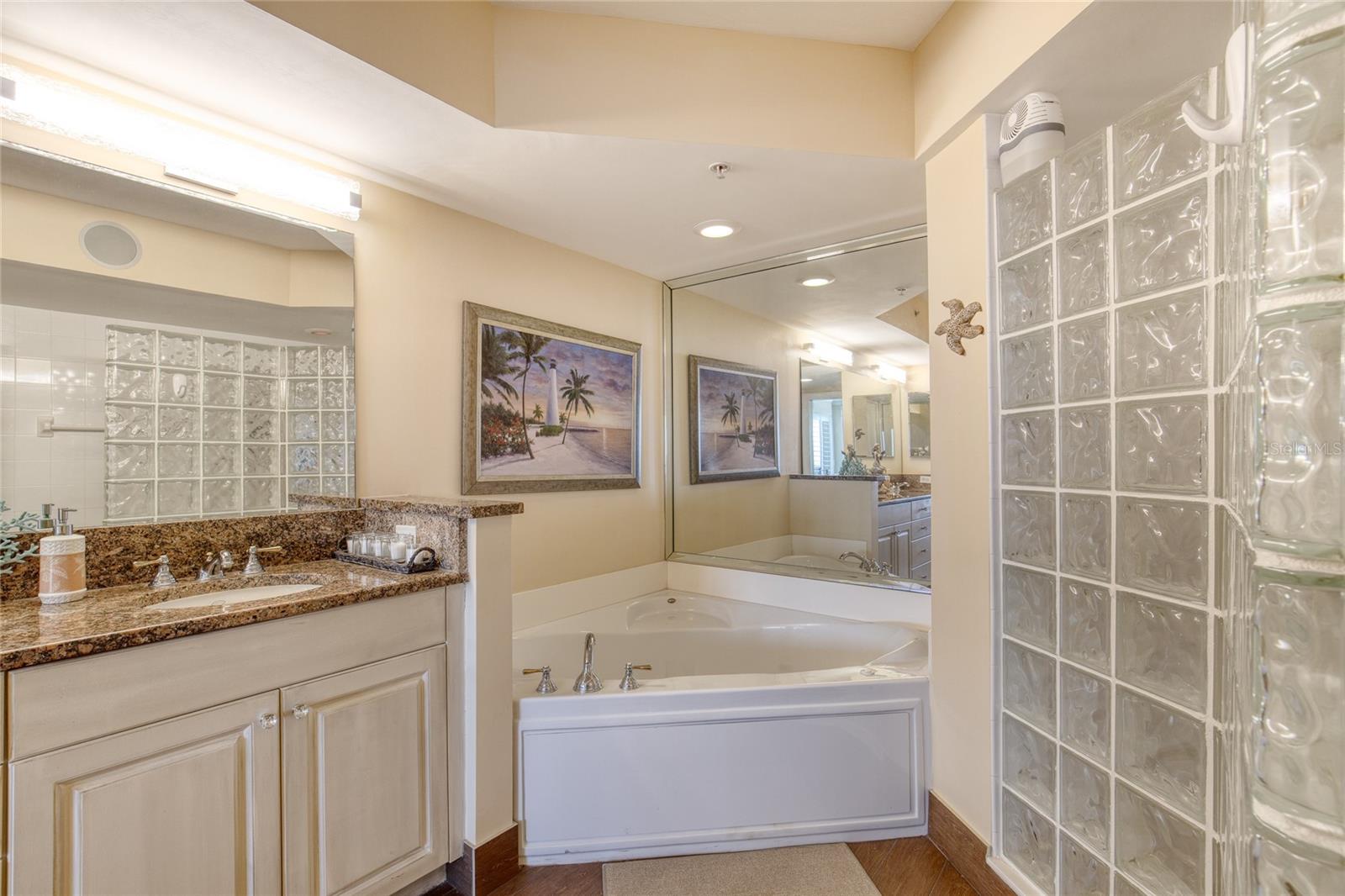 DIMUCCI TWIN TOWERS N & S - Residential