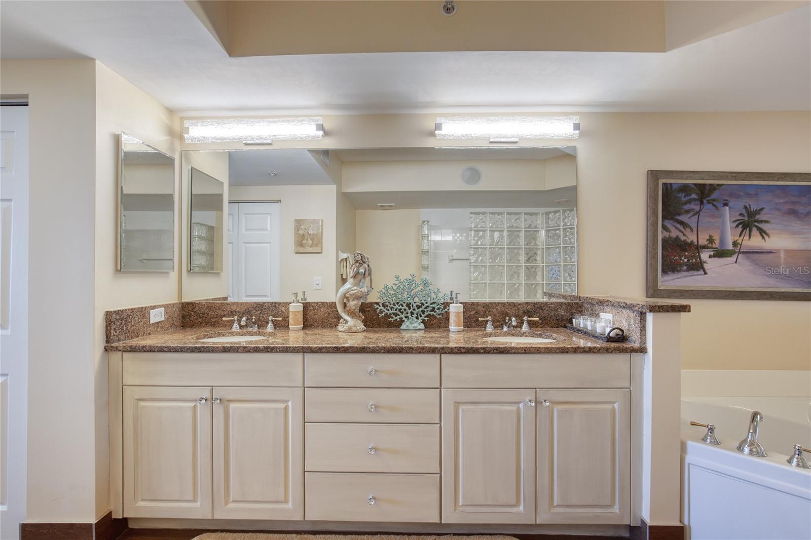 DIMUCCI TWIN TOWERS N & S - Residential