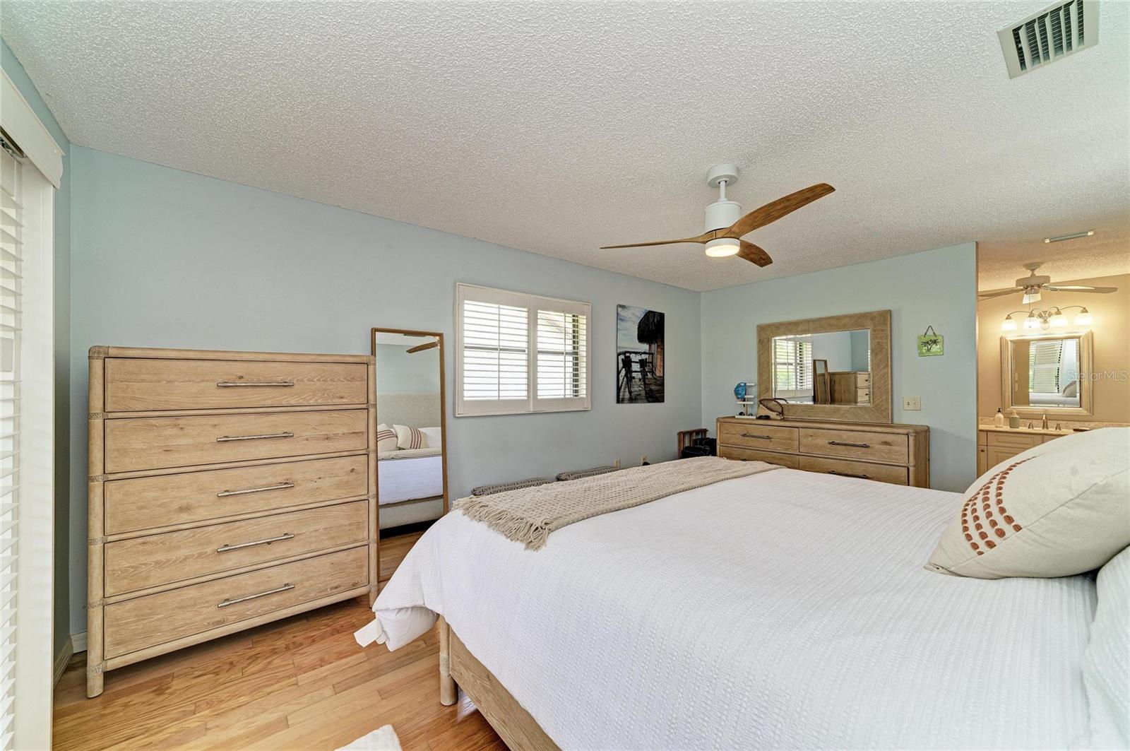 LAUREL HOLLOW - Residential