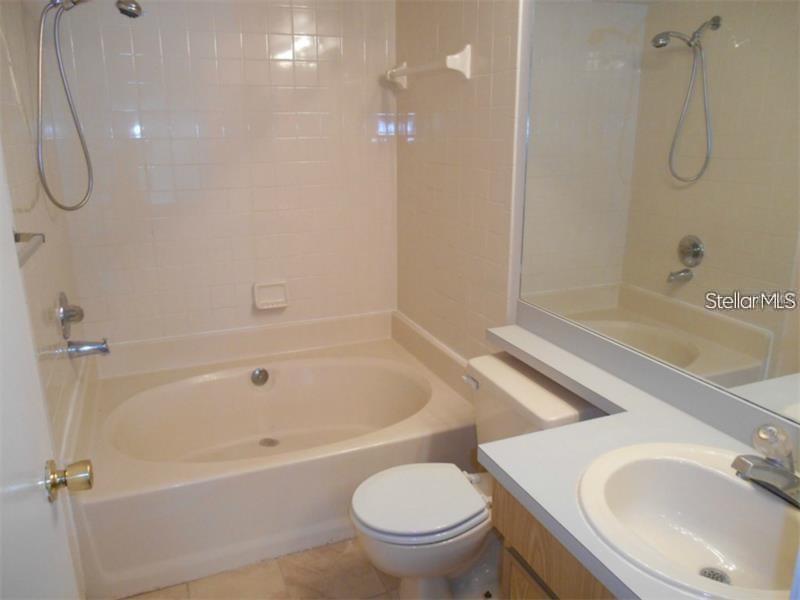 NORTH OAKS CONDO V - Residential