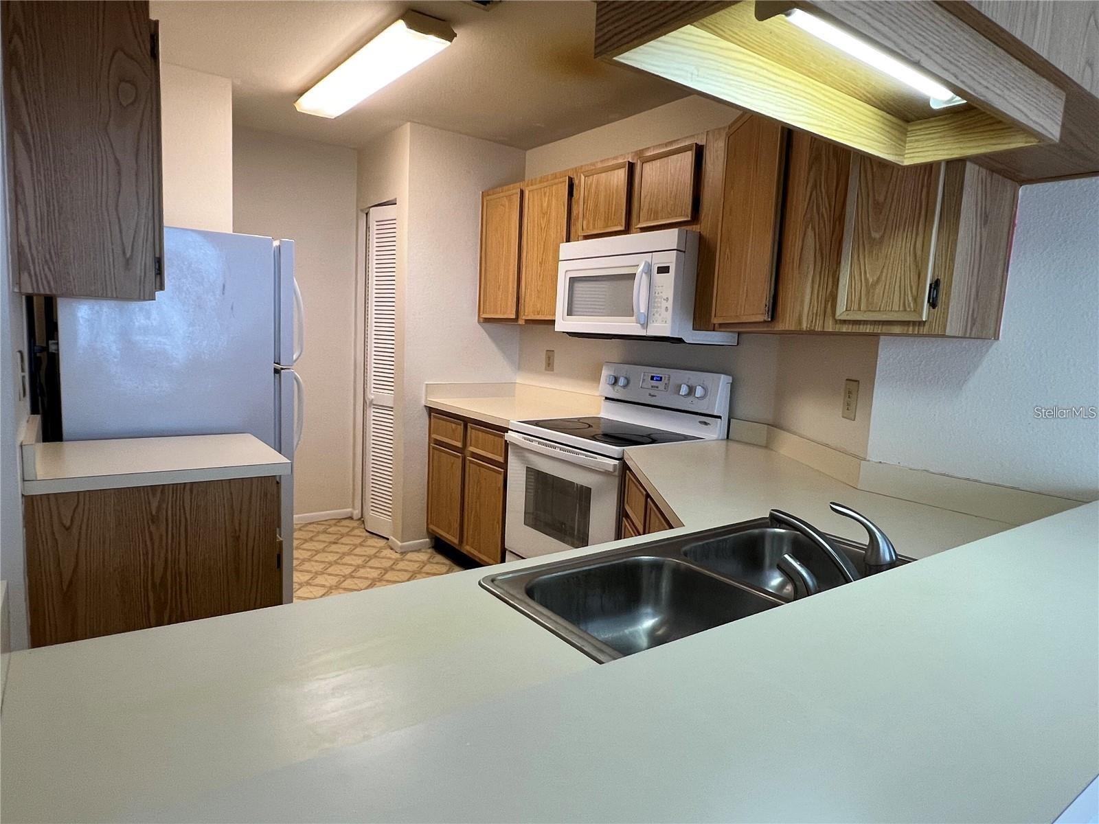 NORTH OAKS CONDO V - Residential