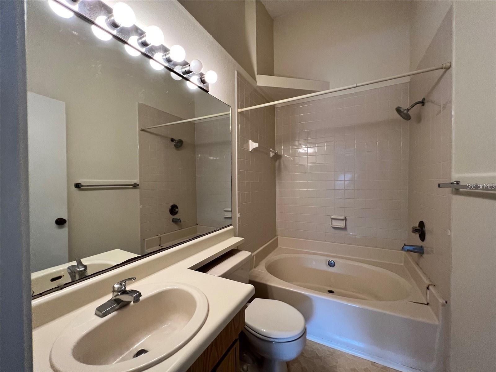 NORTH OAKS CONDO V - Residential