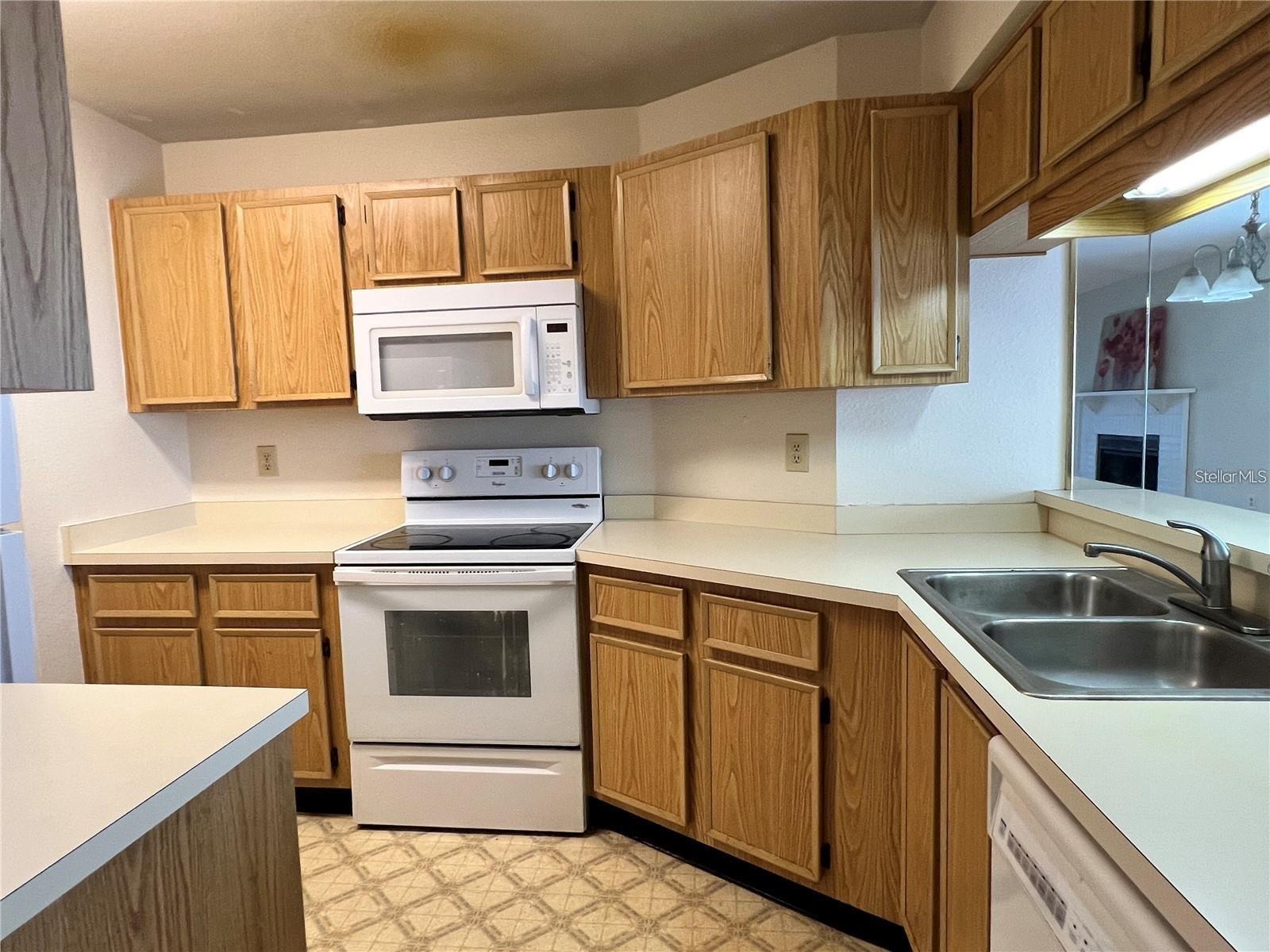 NORTH OAKS CONDO V - Residential