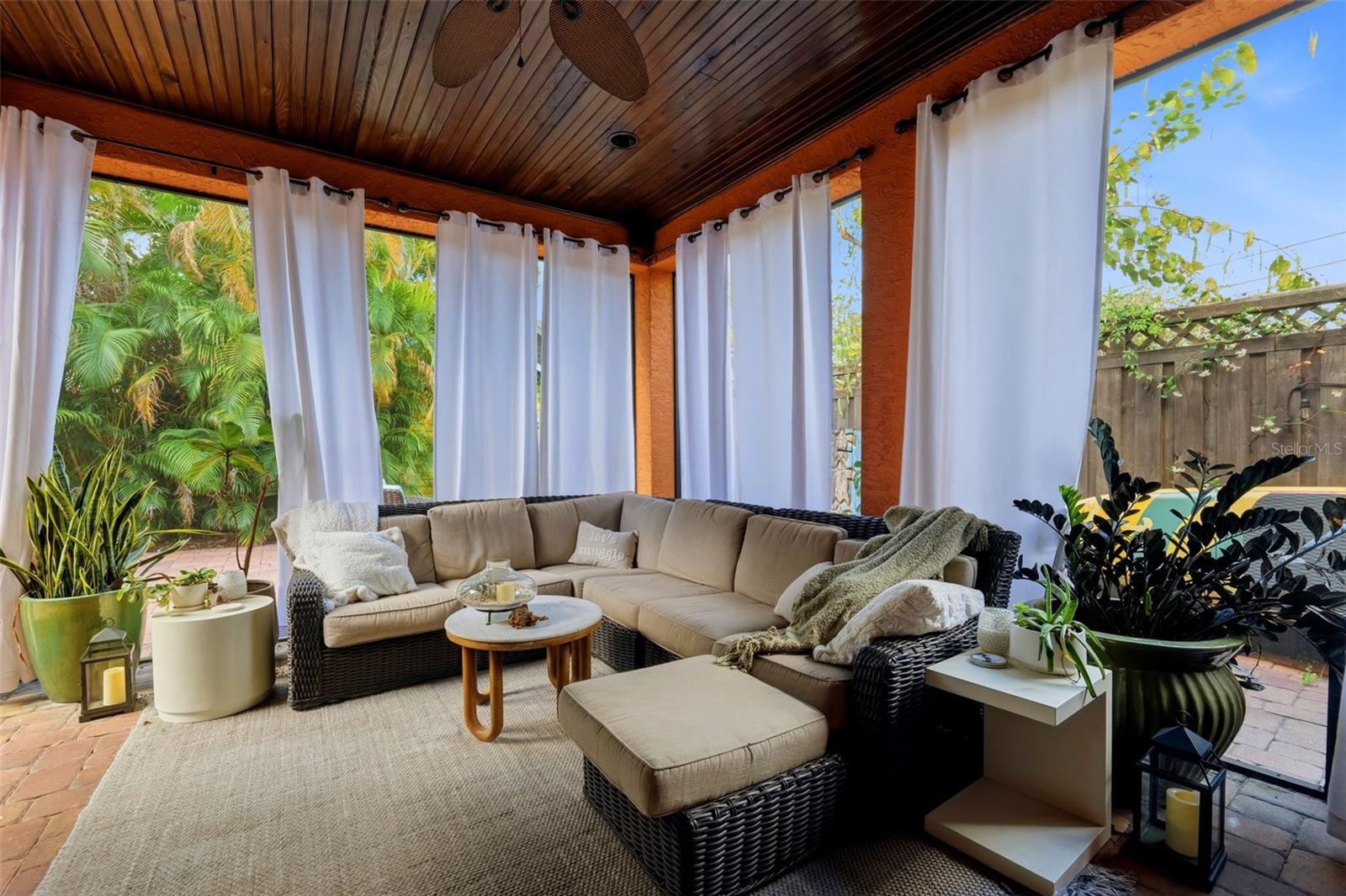 3318 W PALMIRA AVENUE