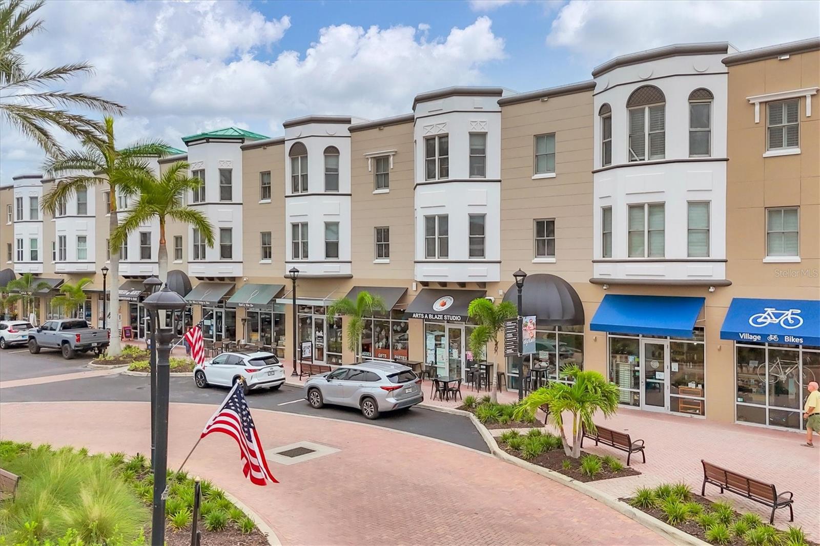 8111 LAKEWOOD MAIN STREET 306