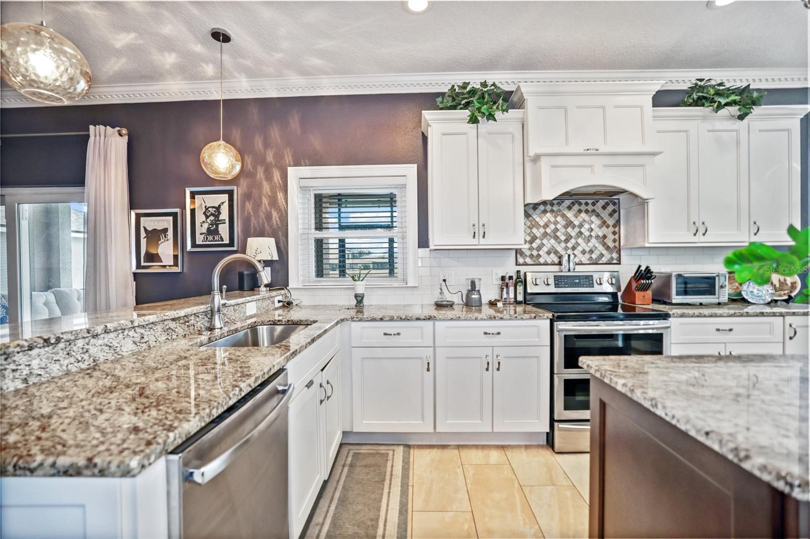 COUNTRY CHASE - Residential