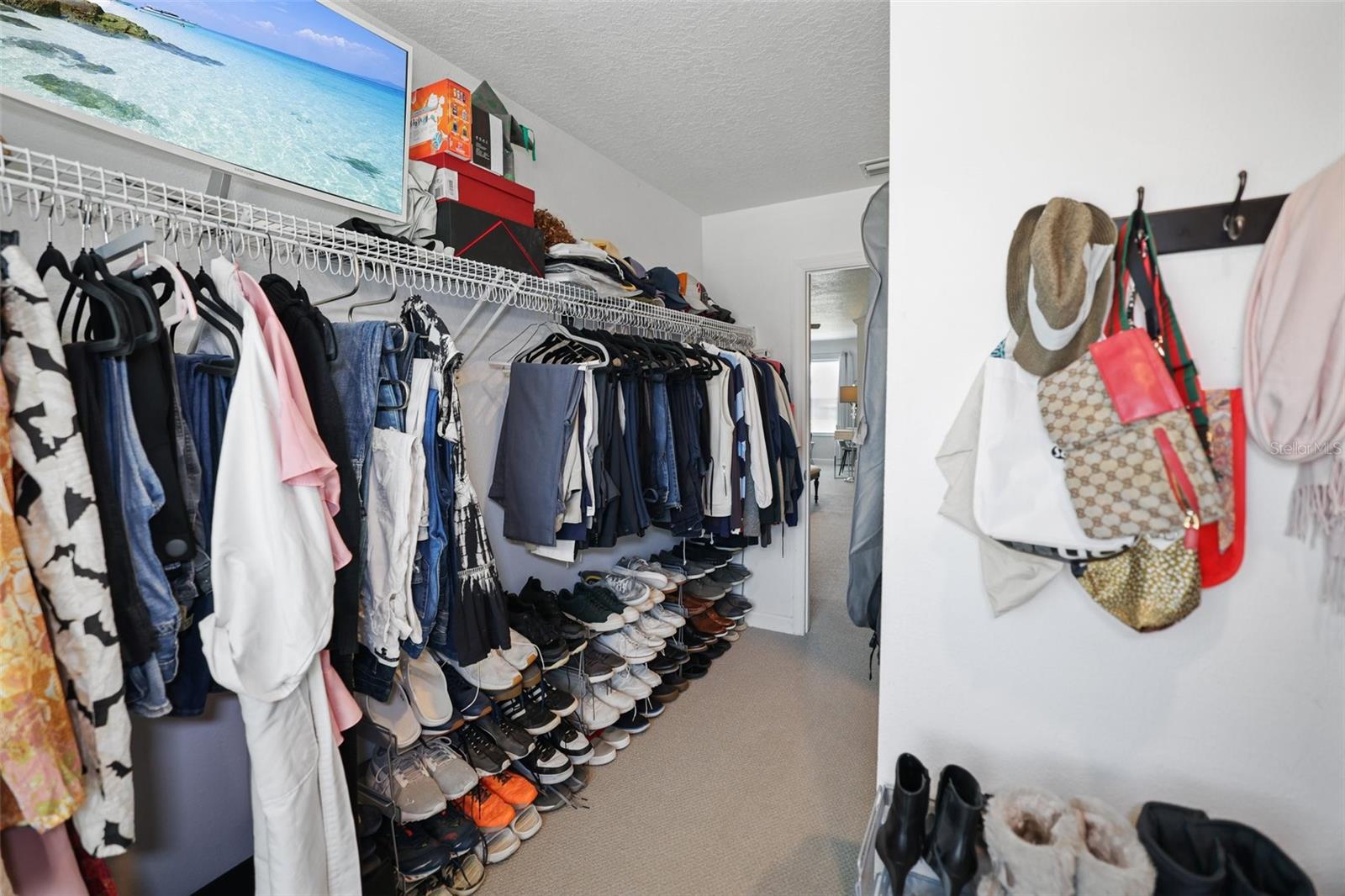 COUNTRY CHASE - Residential