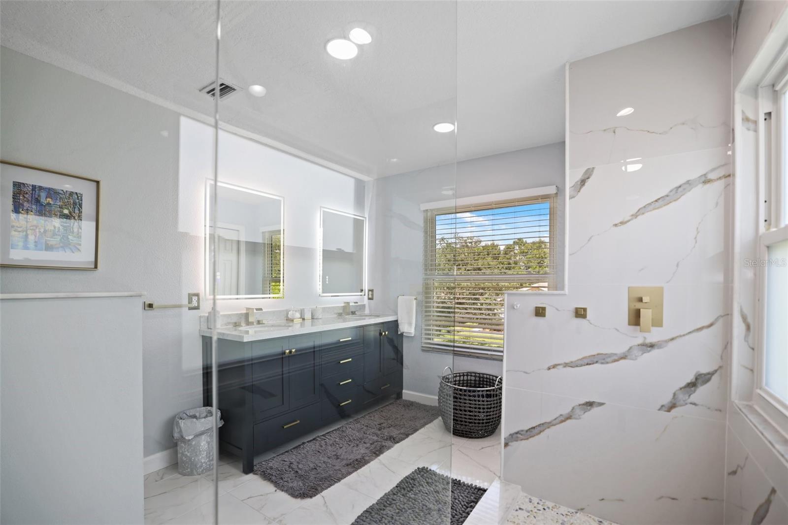 COUNTRY CHASE - Residential