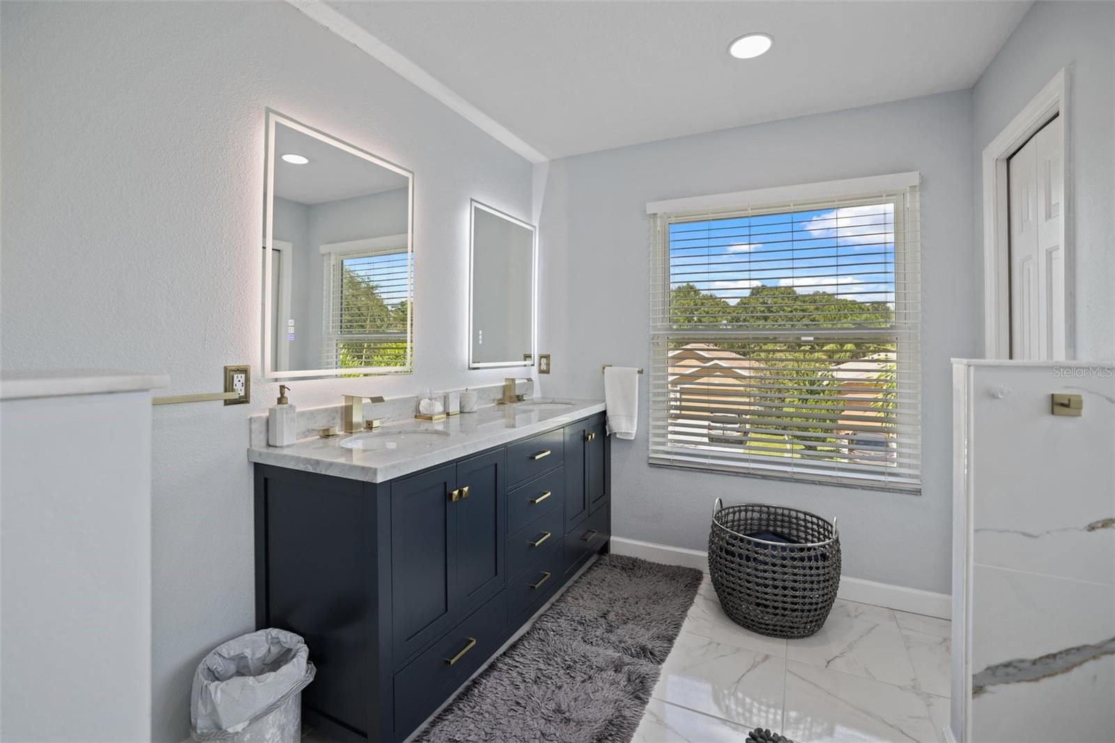 COUNTRY CHASE - Residential