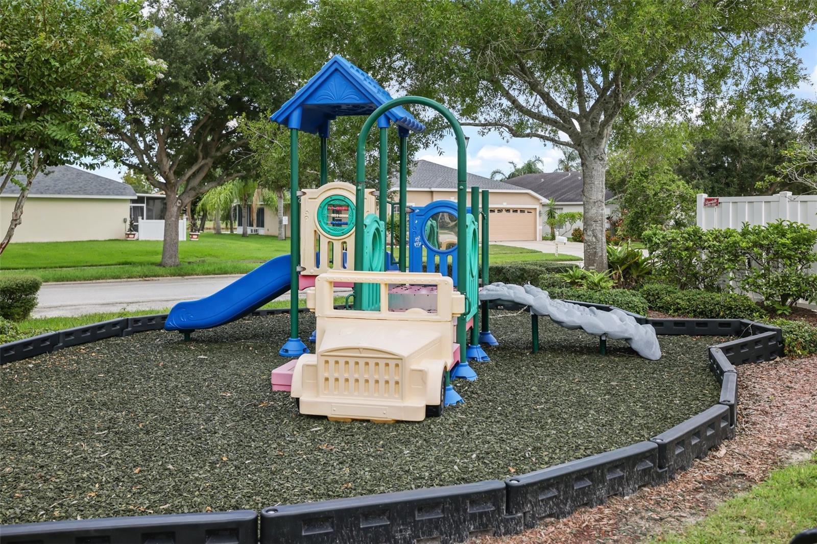 COUNTRY CHASE - Residential