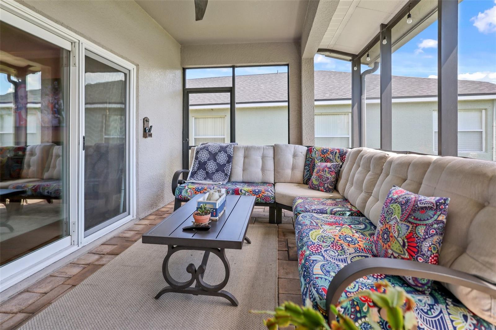 COUNTRY CHASE - Residential