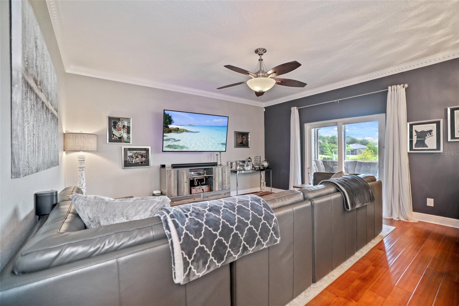 COUNTRY CHASE - Residential