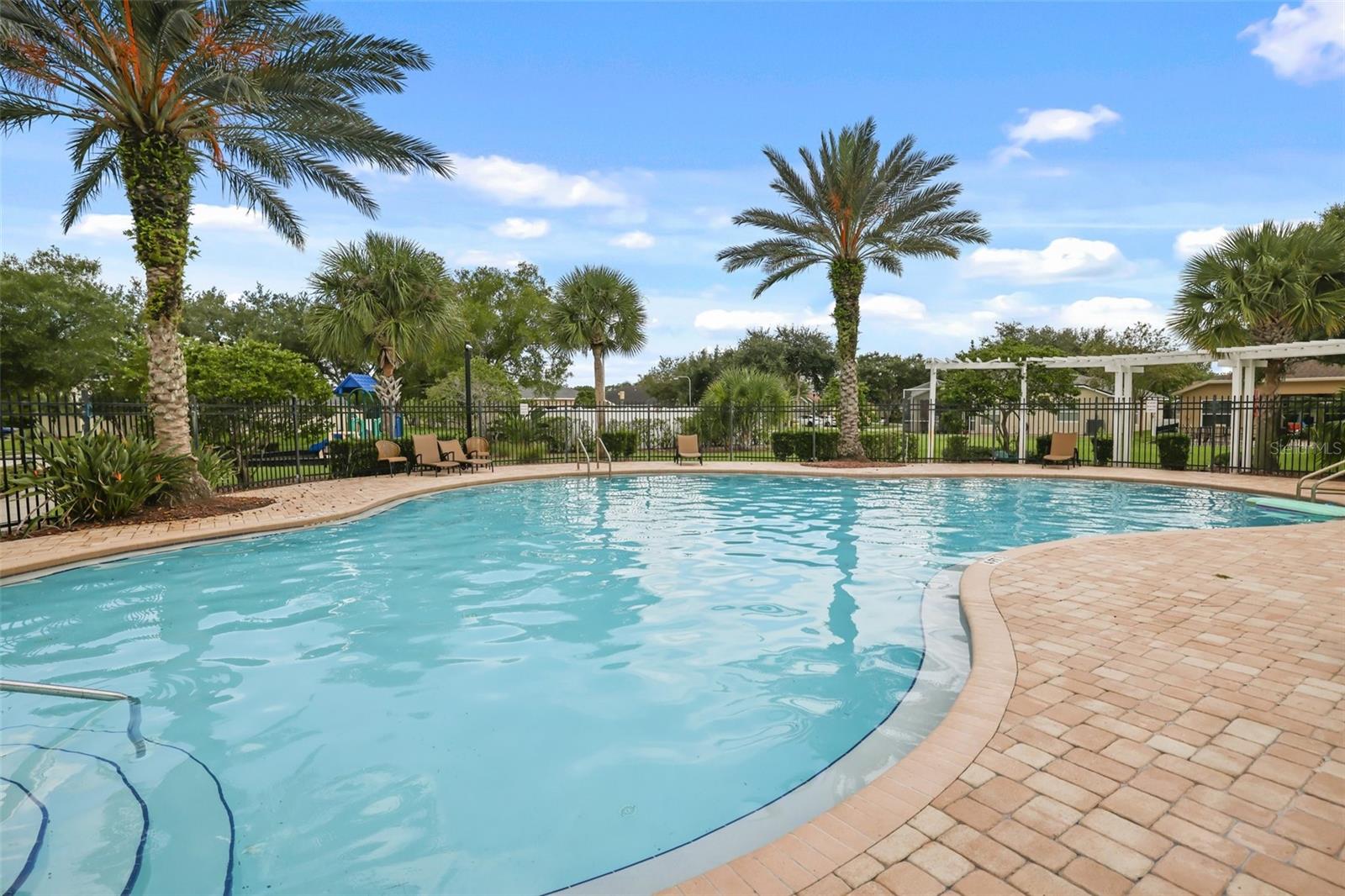 COUNTRY CHASE - Residential