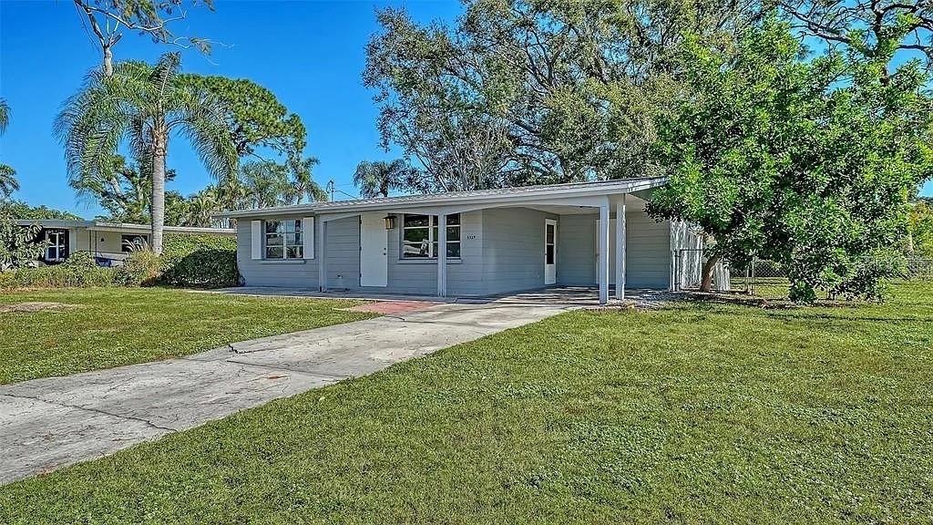 Photo of 5529 Nutmeg Avenue, Sarasota, FL 34231 (MLS # A4708898)