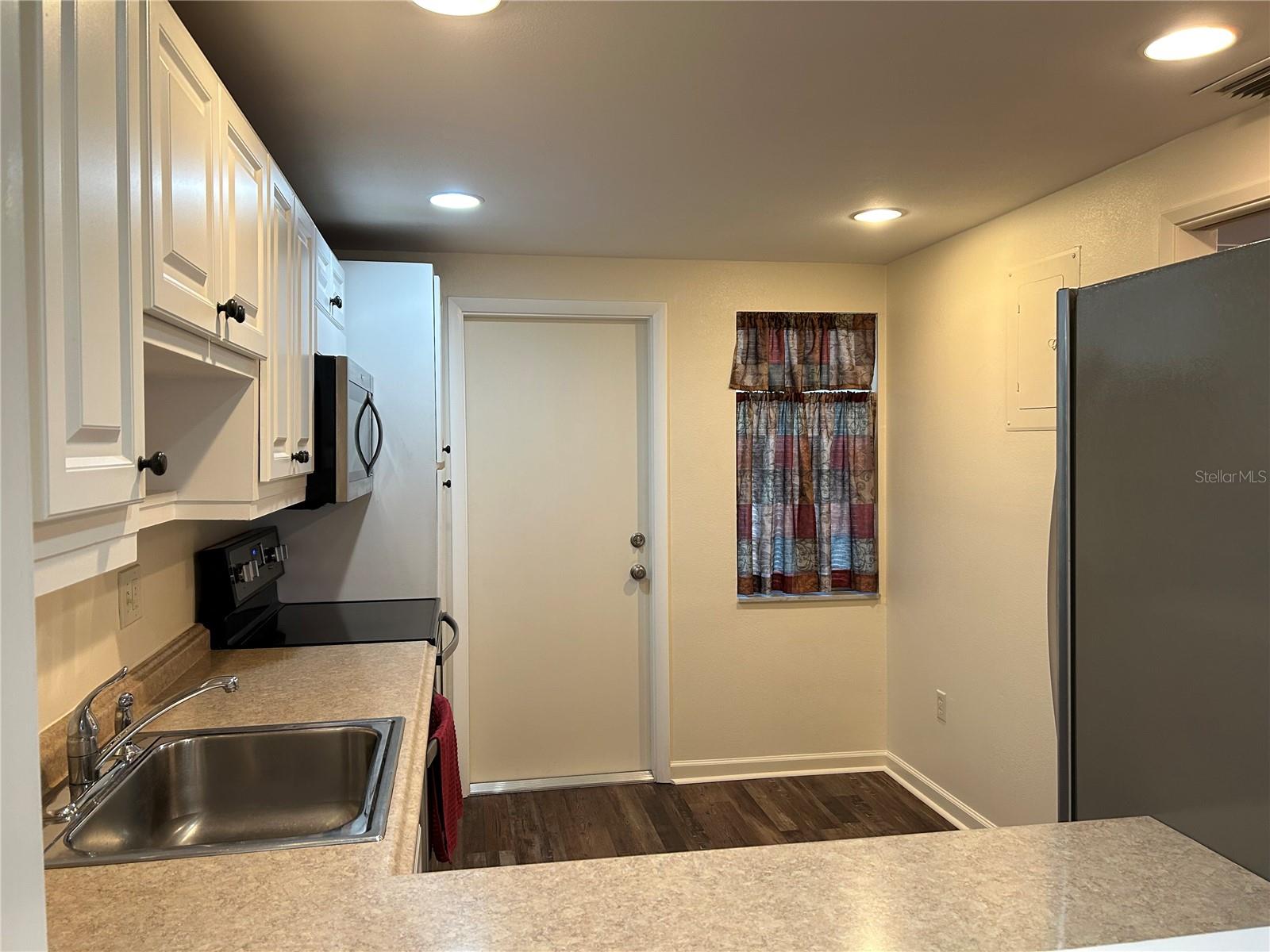 NO 1 PALM-AIRE DESOTO LAKES CC APT CONDO - Residential Lease