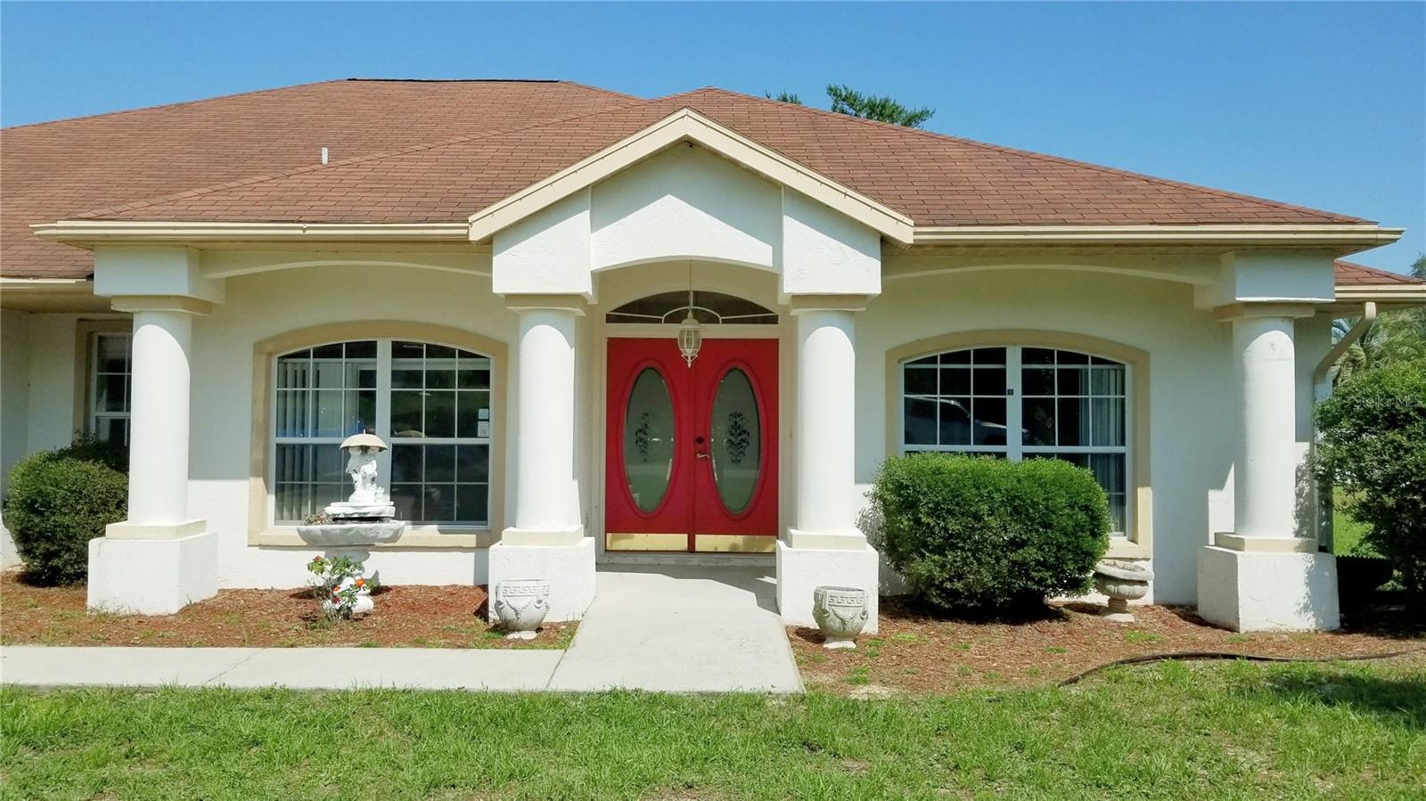 Under contract-accepting backup offers. Marion Oaks in the center of Ocala. A great jumping off point to fine restaurants, sporting events, trail riding, swimming, tennis, hiking. Within an hour drive to the best places to kayak: Rainbow River, Juniper Springs, Ginny Springs & Alexander Springs.
Strategically located between Villagers & Gainesville.