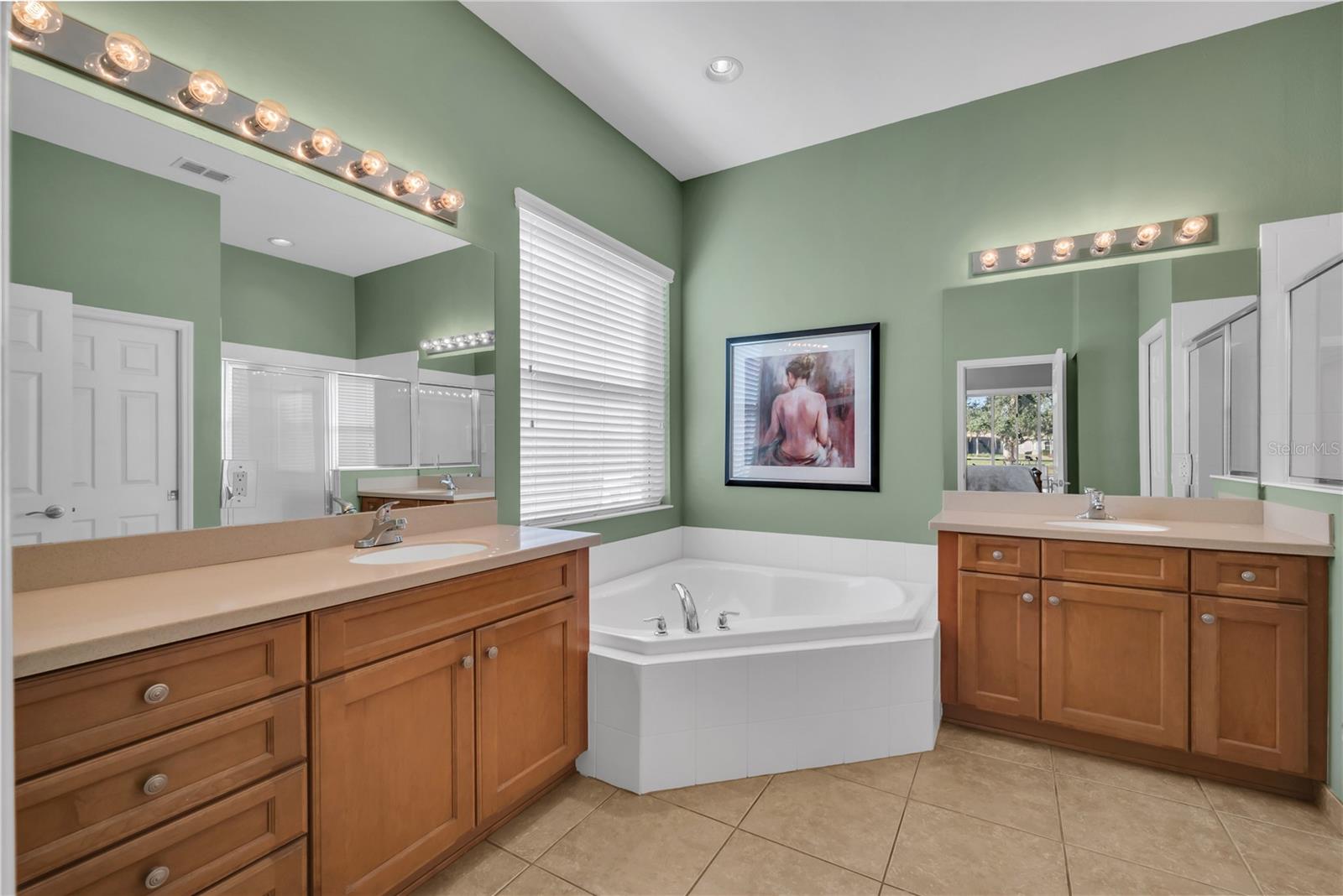 VALENCIA LAKES - Residential