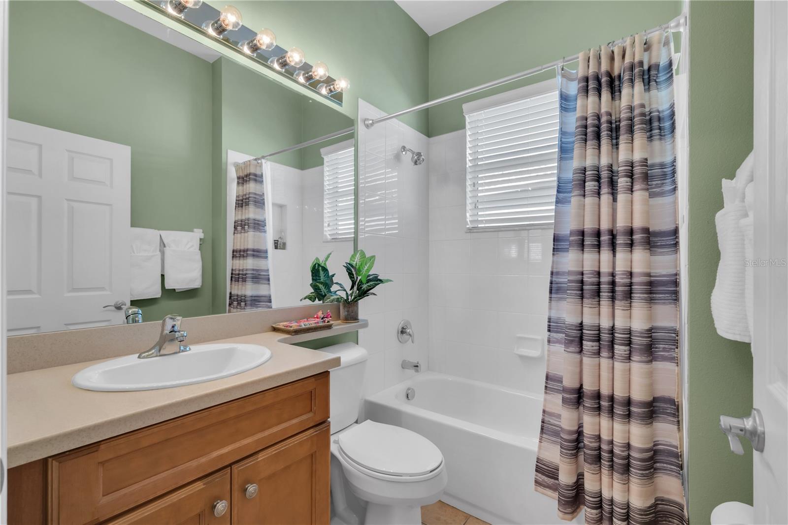 VALENCIA LAKES - Residential