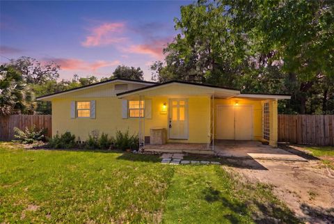 Photo of 810 S Massachusetts Avenue, Deland, FL 32724 (MLS # V4948904)