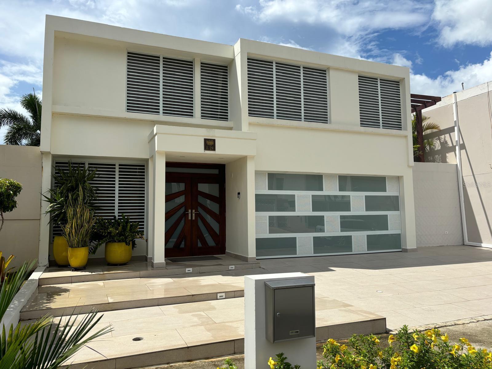 Beautiful house with a prime location and gated access. Close to shopping centers and the train station (Torrimar). The house features 4 bedrooms, 2 full bathrooms, and 2 half bathrooms. It includes a pool, cistern, and a 21 kW generator. Excellent clubhouse with a soccer field, tennis court, and a kid play area.