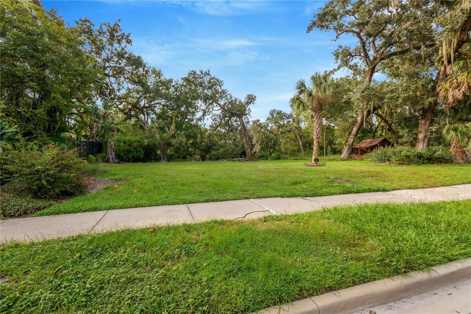 1214 E PARK CIR