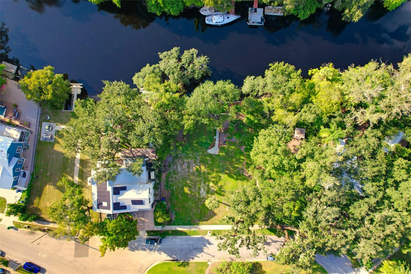 1214 E PARK CIR