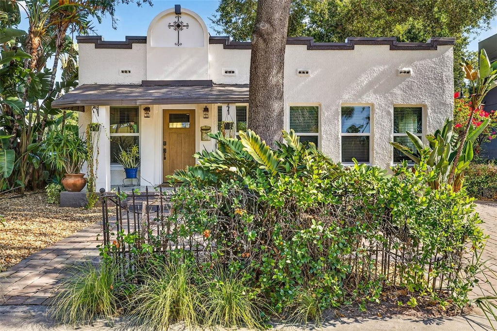 Photo of 2705 N Poplar Avenue, Tampa, FL 33602 (MLS # TB8531040)