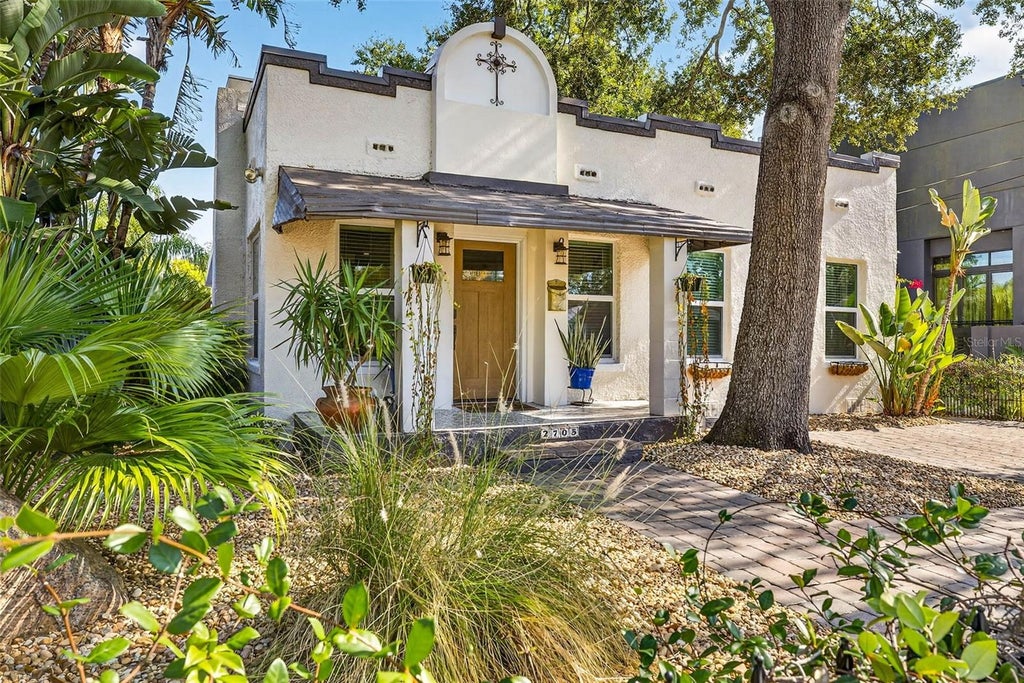 Photo of 2705 N Poplar Avenue, Tampa, FL 33602 (MLS # TB8531040)