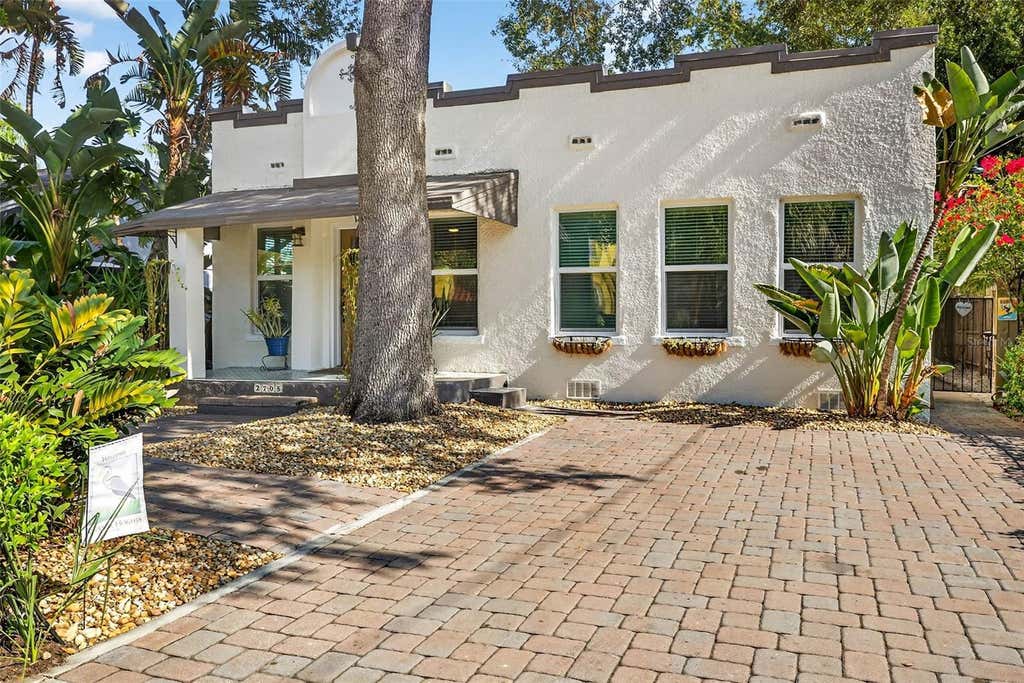Photo of 2705 N Poplar Avenue, Tampa, FL 33602 (MLS # TB8531040)
